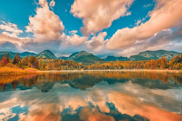 Schöne Herbstlandschaft. Idyllischer Reisehintergrund, Schönheit im Naturkonzept. Tatra-Gebirge