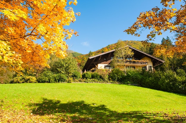 Schöne Herbstlandschaft in den Alpenbergen, Österreich