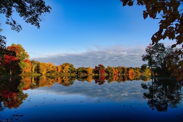 Schöne Herbstlandschaft mit buntem Laub Salem Connecticut