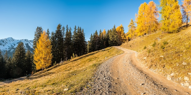 Schöne Herbstlandschaft mit majestätischen Bergen und wunderschönem Himmel