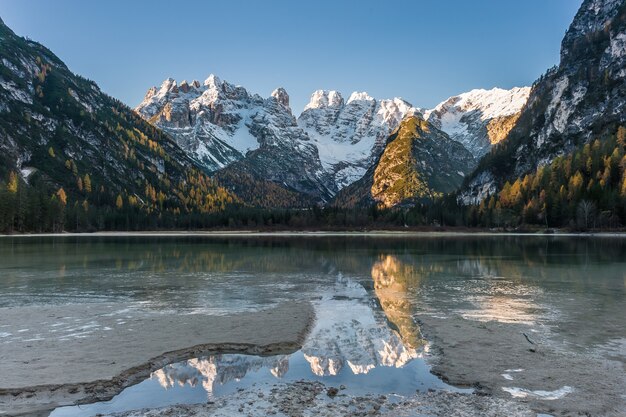 Schöne Herbstlandschaft mit See und Berg, pure Reflexion in ruhigem Wasser