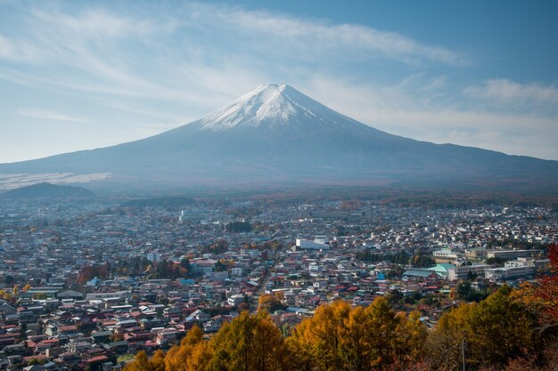 Schöne Herbstszene von Mt.Fuji-san im Schrein Arakura Sengen, Japan