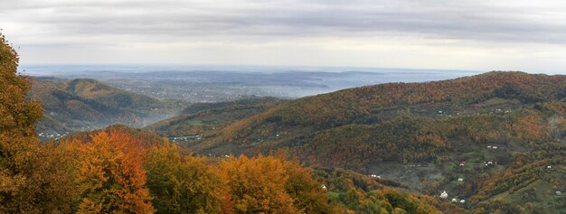 Foto schöne herbstwaldlandschaft wanderreisen lifestyle-konzept bergpanoramablick urlaub aktivität outdoor-reise in den karpaten ukraine