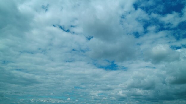 Schöne Himmel bewegen sich schöne blaue Himmel mit weißen Cumulus-Wolken für abstrakten Hintergrund