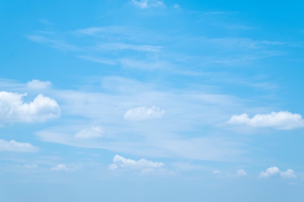 Schöne himmelweiße Wolken perfekt für den Hintergrund