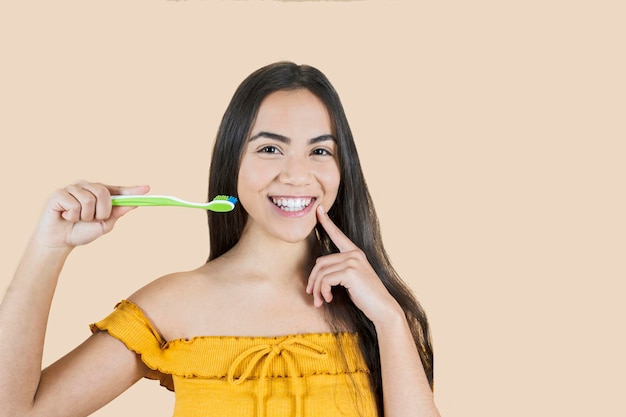 schöne hispanische Frau zeigt Zähne mit Zahnbürste Zahnarzt weiße Zähne