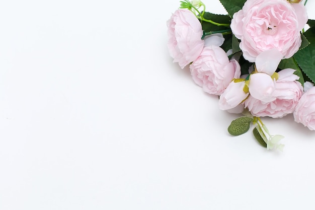 Schöne Hochzeitsbouquet isoliert auf weißem Hintergrund Frische, üppige, trendige und moderne farbenfrohe Blumen