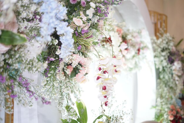 Schöne Hochzeitsdekoration mit Blumen