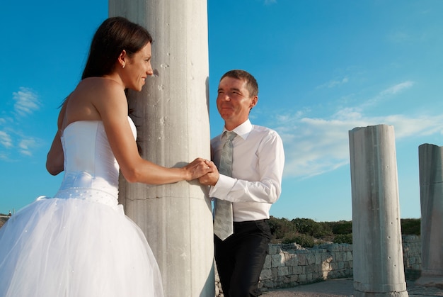 Schöne Hochzeitspaar Braut und Bräutigam nahe Griechenland Säule in der antiken Stadt