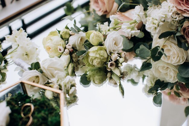 Schöne Hochzeitssträuße aus beigen Rosen für die Braut Hochzeitszubehör