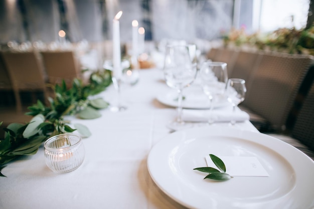 Schöne Hochzeitstischdeko in Weiß