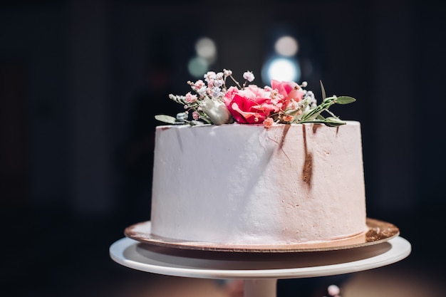 Schöne Hochzeitstorte mit Blumen verziert