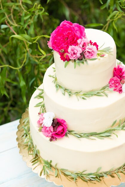 Foto schöne hochzeitstorte mit blumen