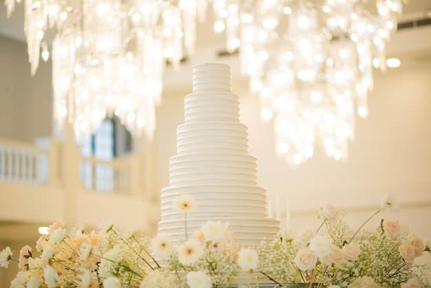 Schöne Hochzeitstorte mit unscharfem Hintergrund