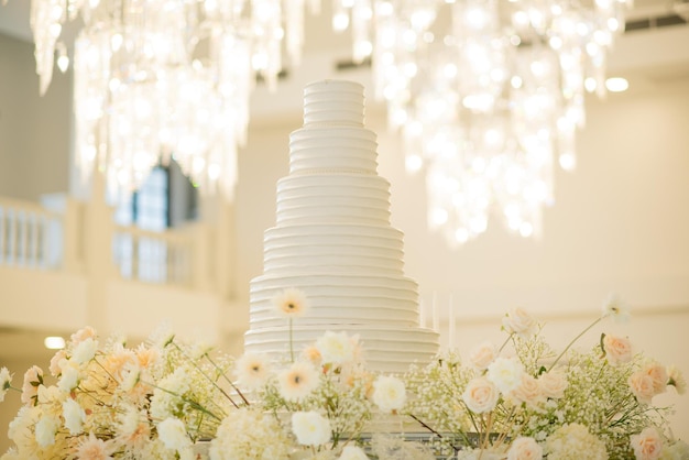 Schöne Hochzeitstorte mit unscharfem Hintergrund