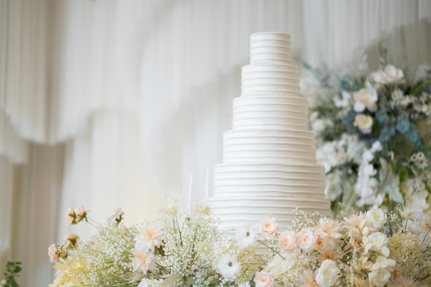 Schöne Hochzeitstorte mit unscharfem Hintergrund