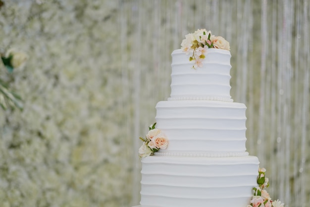 Schöne Hochzeitstorte mit unscharfem Hintergrund