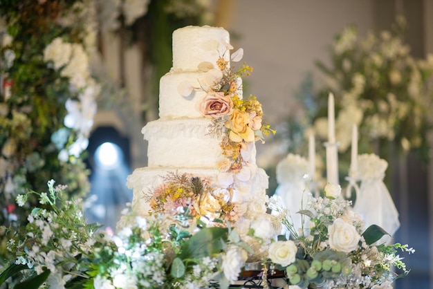 Schöne Hochzeitstorte mit unscharfem Hintergrund