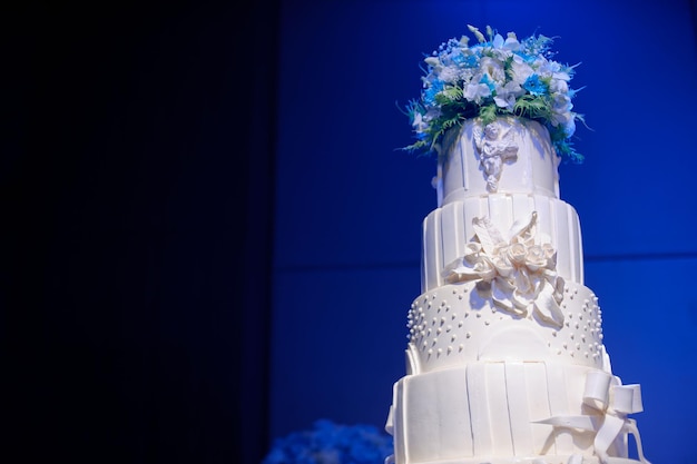 Schöne Hochzeitstorte mit unscharfem Hintergrund