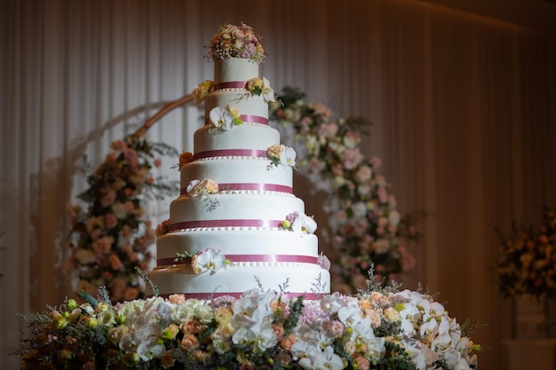 Schöne Hochzeitstorte mit unscharfem Hintergrund