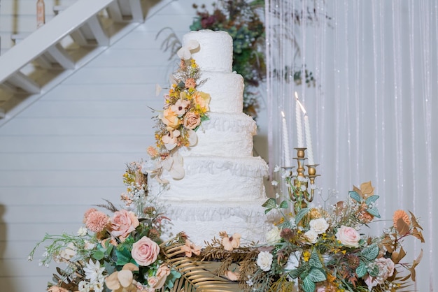 Schöne Hochzeitstorte mit unscharfem Hintergrund