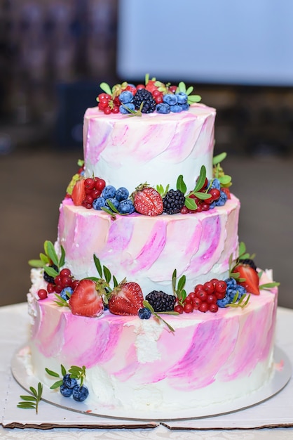 Schöne Hochzeitstorte mit Waldfrüchten