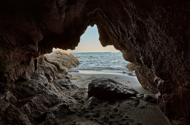 Schöne Höhle mit Blick auf das Mittelmeer bei Sonnenuntergang