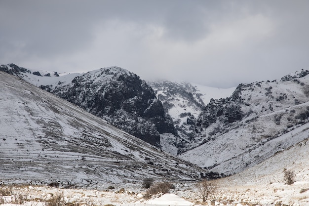 Schöne hohe schneebedeckte Berge im Winter.