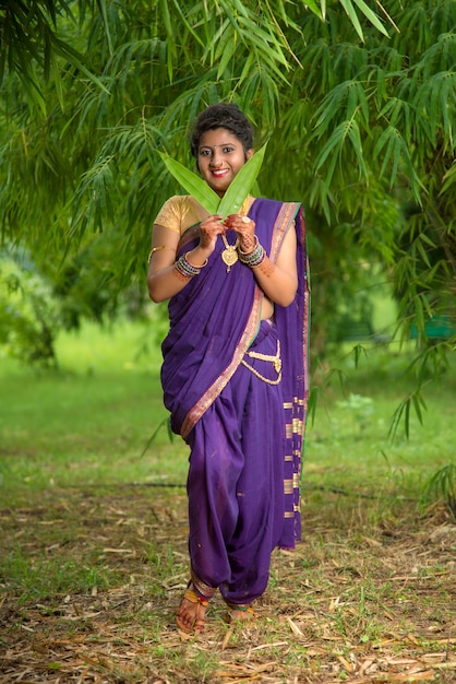 Schöne indische Frau in einem Saree-Tracht