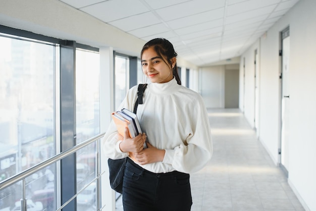 Schöne indische Studentin. Das Konzept der Hochschulbildung.