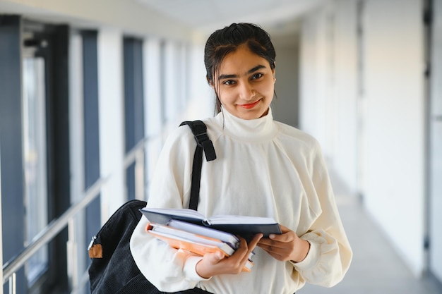 Schöne indische Studentin. Das Konzept der Hochschulbildung.