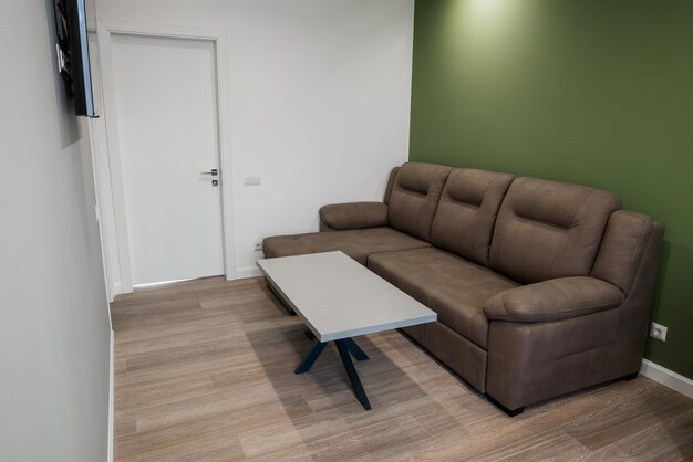 Schöne Innenarchitektur eines Schlafzimmers mit Bett oder Sofa