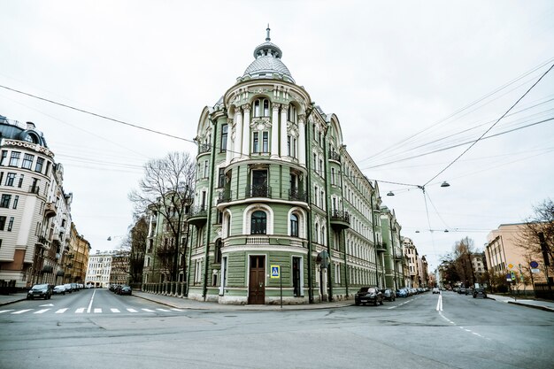 Schöne innenhöfe und straßen von st. petersburg bei bewölktem wetter.