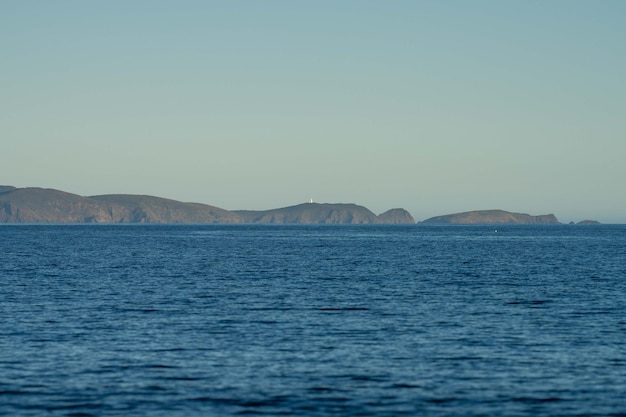 Schöne Insel auf einem blauen Ozean im Sommer