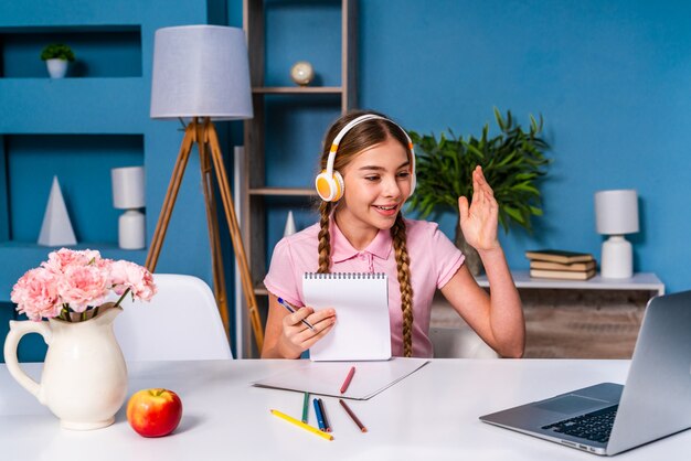 Schöne irl an der Grundschule, die Hausaufgaben zu Hause macht