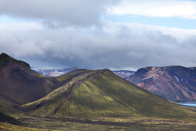 Schöne isländische Landschaft. Grüne Vulkanberge bei bewölktem Wetter.