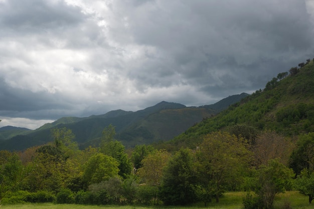 Schöne italienische Landschaft ein Dorf in den Bergen