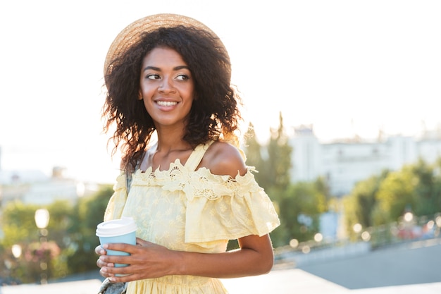 Schöne junge Afrikanerin im Sommerkleid