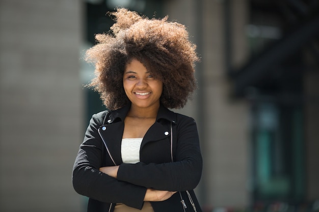 schöne junge afrikanische Frau für einen Spaziergang im Sommer mit voluminösen Haaren