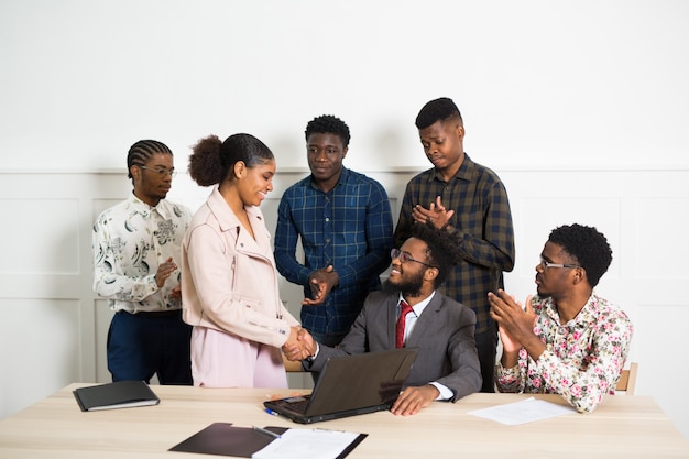 Schöne junge Afroamerikaner im Büro