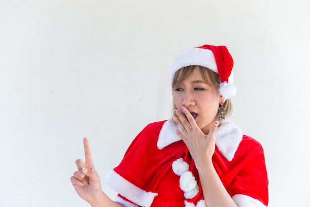 Schöne junge asiatische Frau in Weihnachtsmann-Kleidung auf weißem HintergrundThailänderGesendetes Glück für KinderFrohe WeihnachtenWillkommen im WinterHappy Woman-Konzept