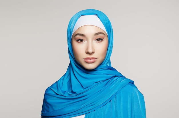 schöne junge asiatische Frau mit Make-up Schönheitsmädchen im Hijab