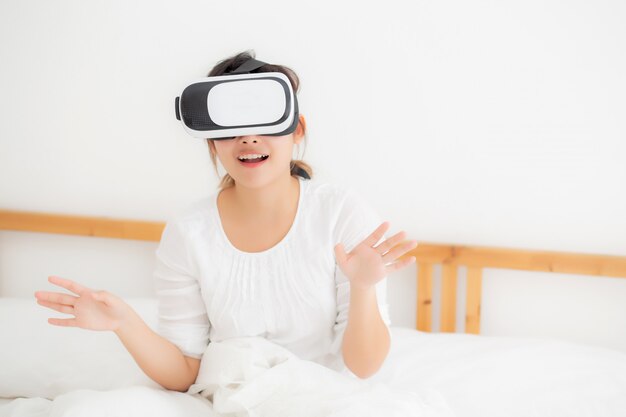 Schöne junge asiatische frau nett und spaß, der vr kopfhörer der virtuellen realität trägt