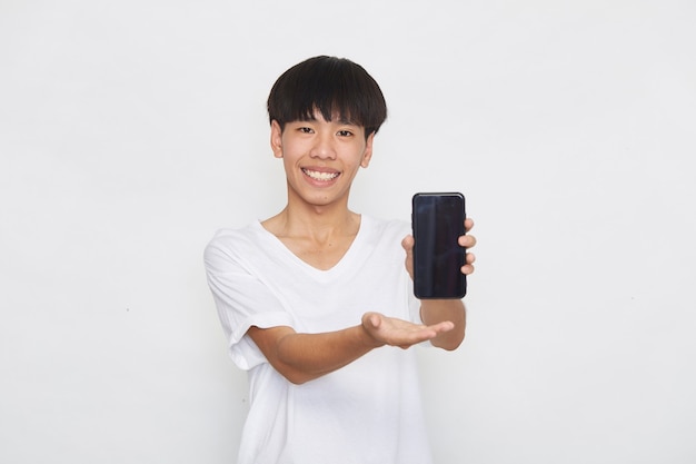 Schöne junge asiatische Mann Student SMS-Nachrichten mit Smartphone auf einer hellen Oberfläche. Kopieren Sie Speicherplatz und Modell