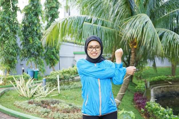 Foto schöne junge asiatische sportlerin trainiert, frau islamisches sporttraining hijub asien