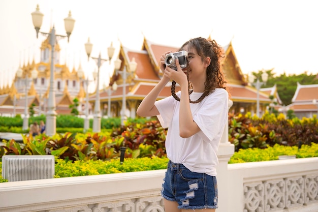 Schöne junge asiatische Touristenfrau im Urlaub Sightseeing und Erkundung der Stadt Bangkok Thailand