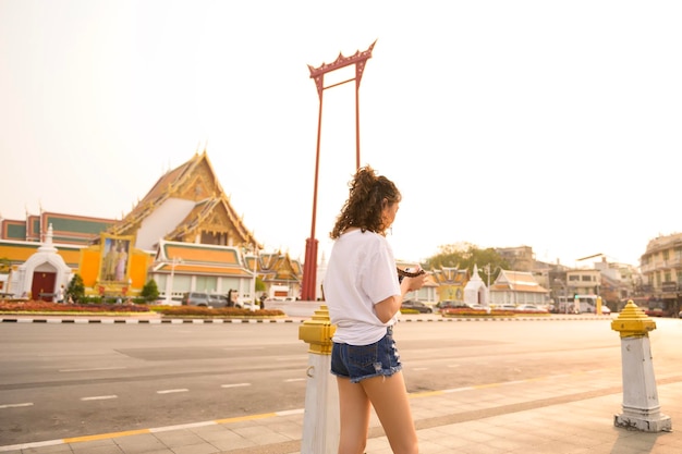 Schöne junge asiatische Touristenfrau im Urlaub Sightseeing und Erkundung der Stadt Bangkok