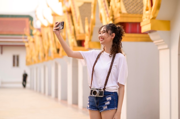 Schöne junge asiatische Touristenfrau im Urlaub Sightseeing und Erkundung der Stadt Bangkok