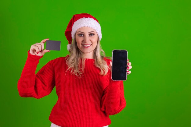 Foto schöne junge blonde frau, die einen handy mit einem leeren bildschirm und einer schwarzen kreditkarte hält