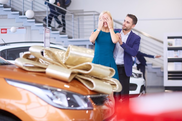 Schöne junge blonde Frau, die im Bett schläft